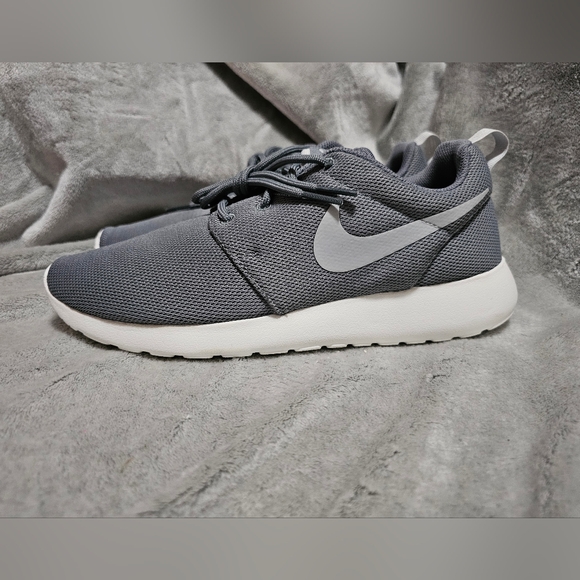 Nike Rosche One Cool Grey Pure Platinum NIB 844994 003 Womens 9 - Picture 4 of 9